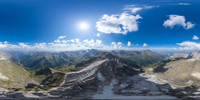 360° über dem Gipfel der Weißwand im östlichen Hauptkamm der Stubaier Alpen. 360° über dem Gipfel der Weißwand im östlichen Hauptkamm der Stubaier Alpen.