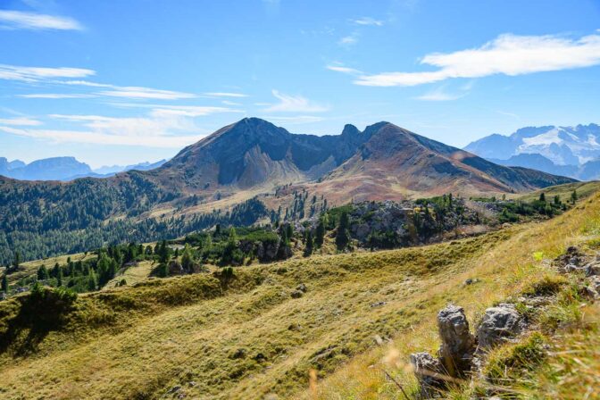 Der Blutberg: einst ein Bergrücken, nun erscheinen sie wie zwei Berge: der Col di Lana und der Monte Sief.