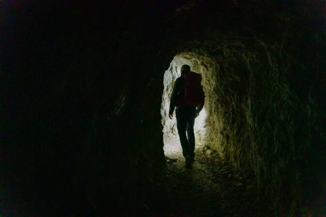 Durch die Dunkelheit des Kriegsstollens im Hexenstein