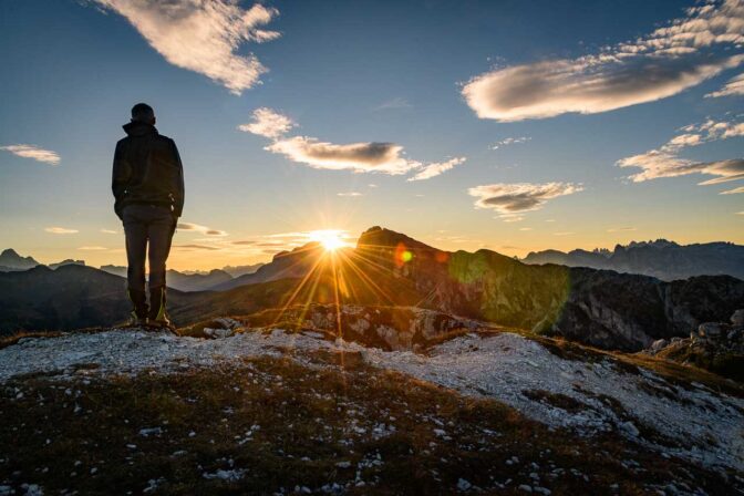 Der Setsas (rechts neben der Sonne) bei Sonnenuntergang