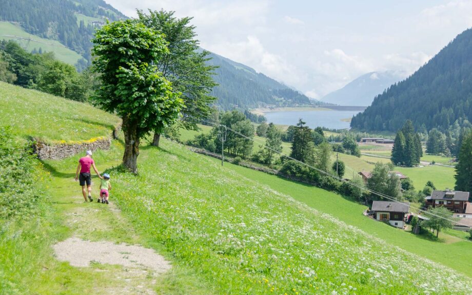 Mit dem Laufrad auf dem Ultner Höfeweg St. Nikolaus - Kuppelwies