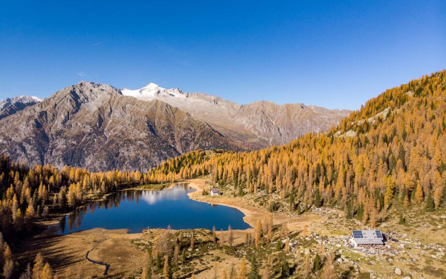 Lago di San Giuliano mit Rifugio San Giuliano und Chiesetta San Giuliano