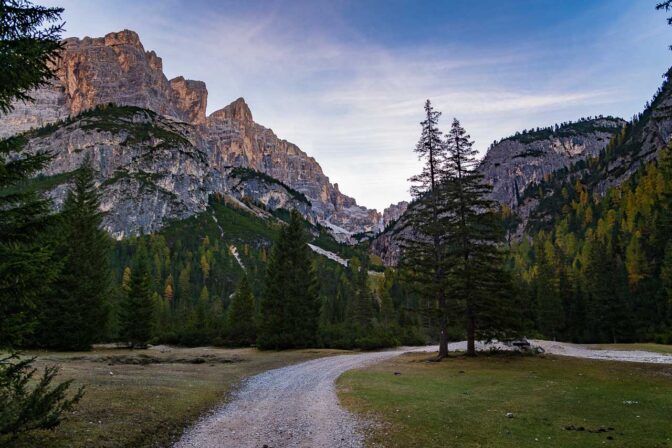 Start bei der Wiese zwischen der Capanna Alpina und der Sarè Brücke, darüber die Pize Fanes.