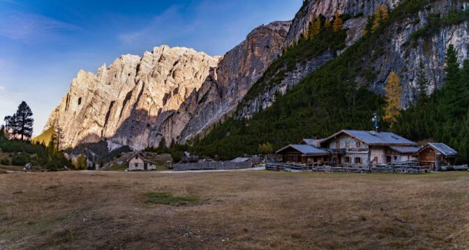 Die Schutzhütte Scotoni Hütte (Ütia Scotoni) mit den Cunturines Spitzen dahinter.