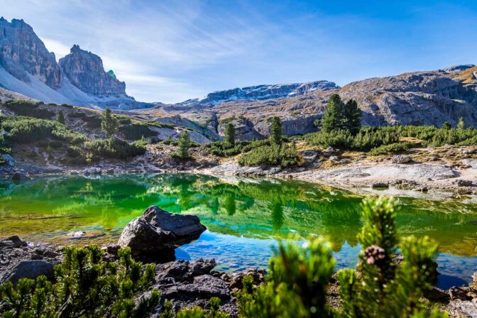 Smaragdgrün leuchtet der periodische Bergsee Lech de Lagaciò.