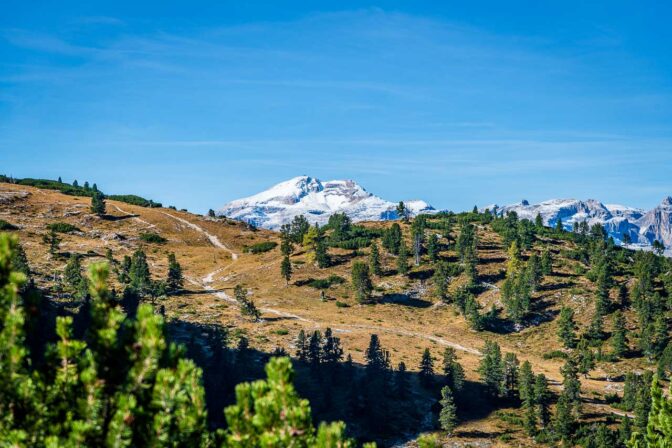 Verlauf der Armentarola Skipiste mit dem Sella Massiv im Hintergrund