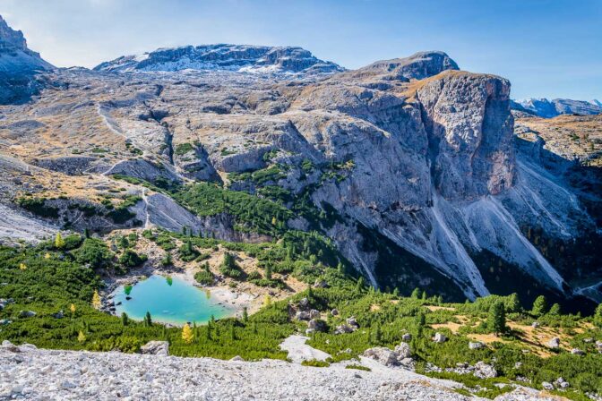 Die Geländeterrasse des Lagazuoi Bergsees mit der Nordseite des Kleinen Lagazuoi im Hintergrund