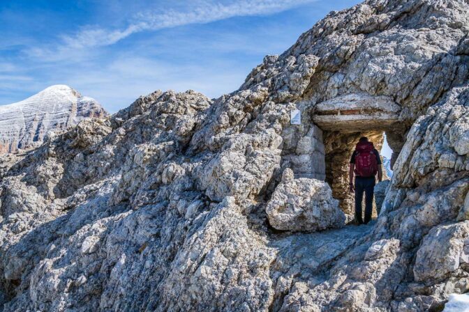Kriegsstollen im Kleinen Lagazuoi, links dahinter die Tofana di Rozes.
