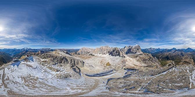 360° über der Bergstation und Schutzhütte auf dem Kleinen Lagazuoi