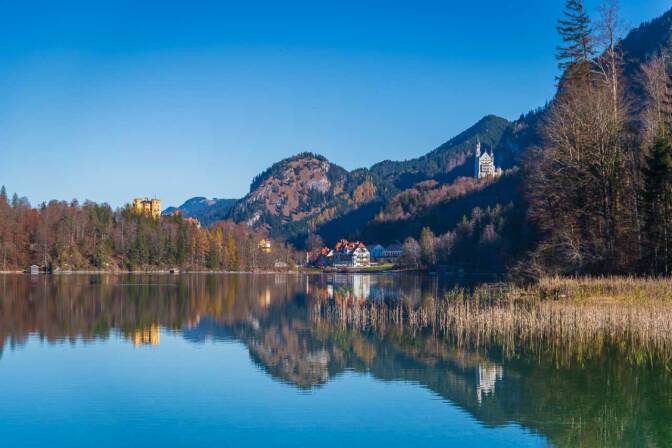Blick vom Steg des Alpseebades zum Nordostufer mit den beiden Königsschlössern