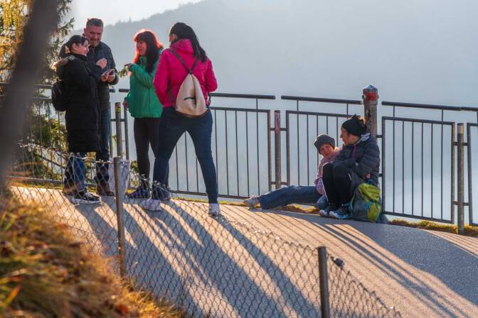 Wir rasten in der Sonne und warten auf die Eintrittszeit für Schloss Neuschwanstein.