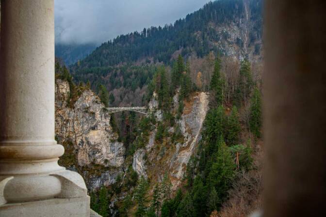 Blick vom Balkon von Schloss Neuschwanstein hinüber zur Marienbrücke.