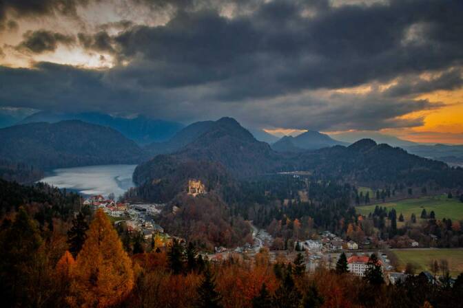 Blick vom Balkon von Schloss Neuschwanstein hinunter auf den Alpsee.