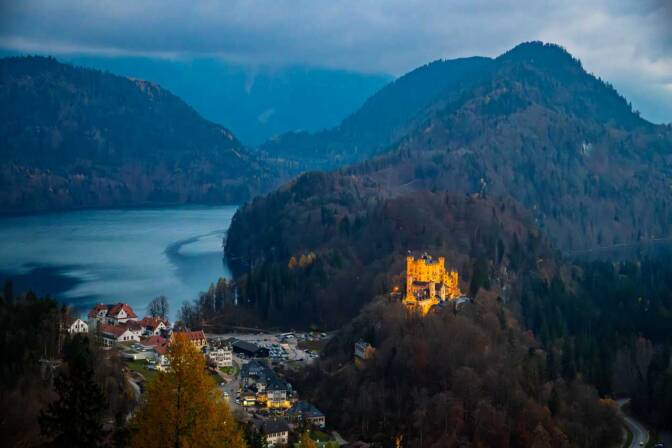 Plötzlich geht das Licht an und Schloss Hochschangau erstrahlt in leuchtendem Gelb.
