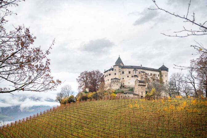 Schön gelegen auf einem Weinhügel, Schloss Prösels