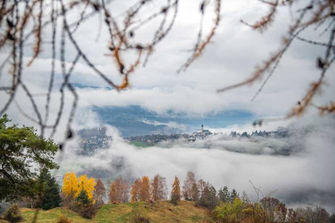 Auch Nebel fotografisch verzücken. Hier Völs am Schlern eingebettet in Watte.