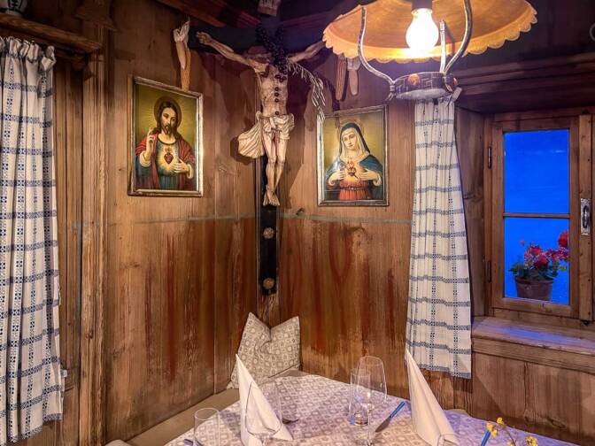 In der Bauernstube des Fronthofs unterm Herrgottswinkel.