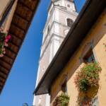 Blumenschmuck, Castelrotto, Froschperspektive, Geranien, Gotteshaus, Heiligtum, Kastelruth, Kirche, Kirchturm, St. Peter und Paul, campanile, chiesa, church, luogo sacrale, religiöse Stätte, sacrario, sainthood, sanctuary, sanctum, santuario