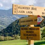 Castelrotto, Hinweisschild, Kastelruth, Schild, Schulmuseum, Wanderschild, Wanderwegweiser, Wegweiser