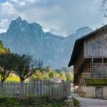 Bauerngehöft, Bauernhaus, Bauernhof, Castelrotto, Gehöft, Gehöfte, Hof, Hofstelle, Holzzaun, Kastelruth, Zaun, cascina, farm, farm building, farmstead, fattoria, grange, homestead, masseria