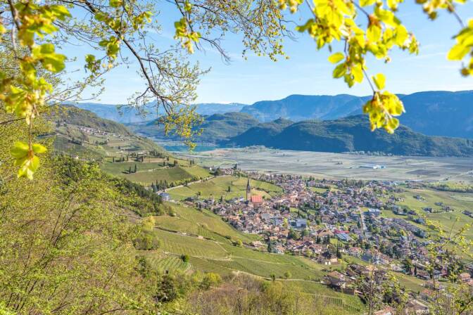 Ausblick auf Tramin und auf den Kalterer See vom Aussichtspunkt „Kastelazweg”