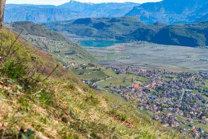 Ausblick hinunter nach Tramin und auf den Kalterer See vom Aussichtspunkt „Grauner Lochweg”.