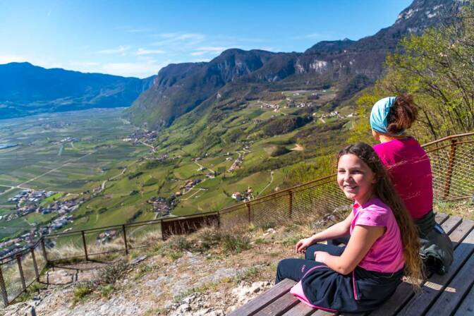 Auf der überdimensionierten Bank am Sitzkofel über Kurtatsch