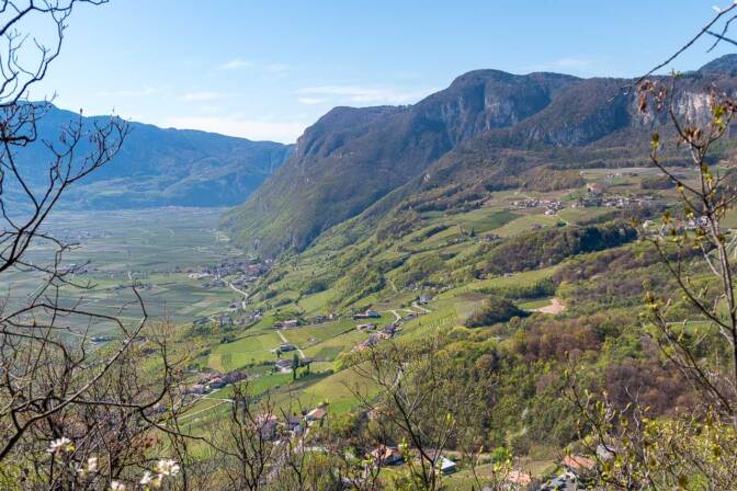 Blick vom Bergsteig hinüber nach Penon und hinunter nach Margreid