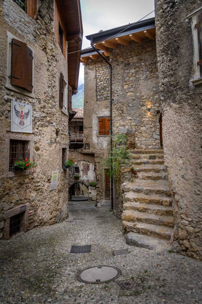 Steinerner Stiege – so gehört sich das in einem „Borgo“.