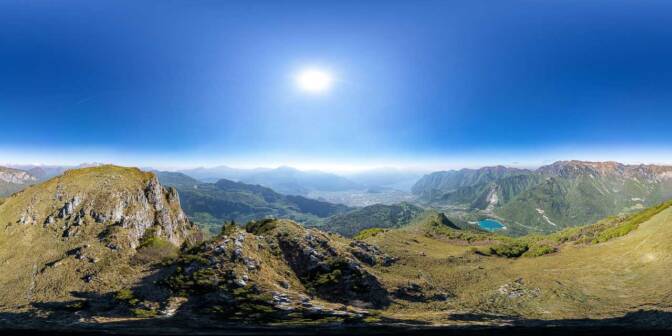 360° Blick über den Südhang des Monte Misone hinunter zum Tennosee und Gardasee