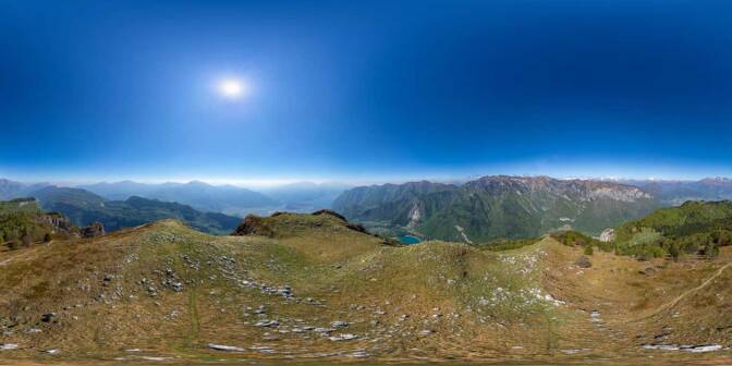 360° Rundumblick vom weitläufigen Gipfel des Monte Misone auf die Gardaseeberge im Süden und den Naturpark Adamello-Brenta im Norden