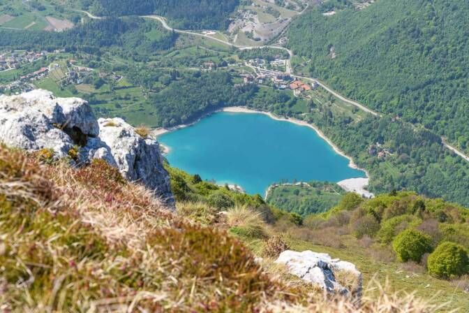 Blick hinunter auf das Lago di Tenno (Tennosee)