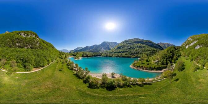 Der Badesee Lago di Tenno (in Deutsch oft Tennosee genannt) in seiner vollen, himmelblauen Pracht