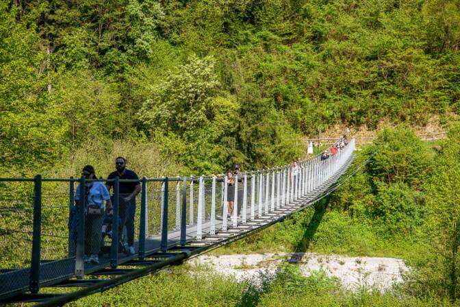 Eine Hängebrücke führt über den Rio Secco, einen Zufluss des Tennosees.