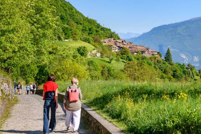 Ein schöner Panoramaweg führt vom Tennosee hinüber zum Canale di Tenno – Borgo più bello d’Italia. Dabei kann man nicht nur die Dächerlandschaft des mittelalterlichen Dorfes sehen, sondern auch den Gardasee.