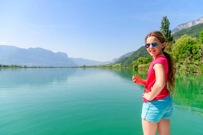 Anna auf dem Wasser, im Hintergrund Tramin, das Dorf südlich des Kalterer Sees.