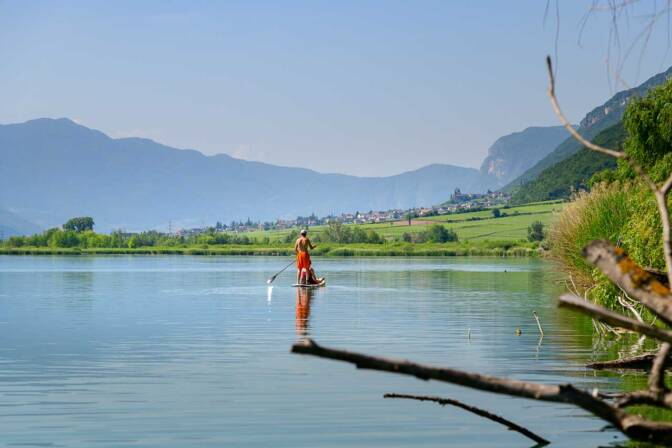 Auch Stand-Up-Paddler sind unterwegs auf dem Kalterer See!