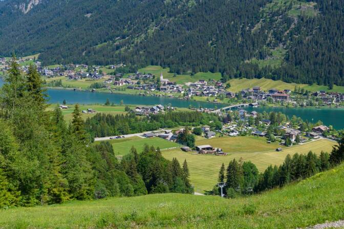 Blick hinunter auf Techendorf am Weißensee