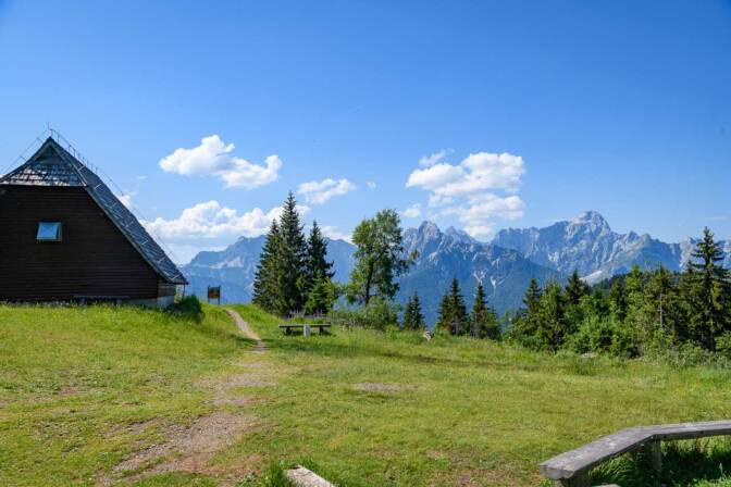 Ausblick vom Dreiländereck zu den Julischen Alpen mit Jalovec und Mangart