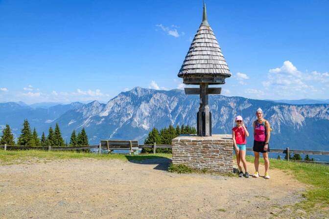 Das Freundschaftsdenkmal; im Hintergrund der Drobratsch in den Gailtaler Alpen