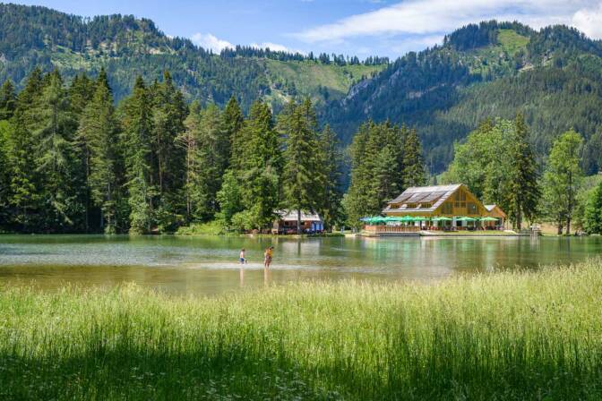 Von dieser Seite fast hübscher, zumindest zu dieser Tageszeit, der Planšarsko jezero.