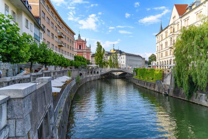 Ljubljanica mit Blick auf die Drei Brücken (Tromostovje)