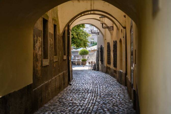 Schöne gepflasterte Gasse