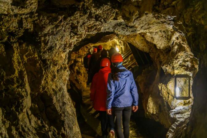 Der Wilhelm-Stollen führt uns mitten durch das ehemalige Blei- und Zink-Bergwerk.