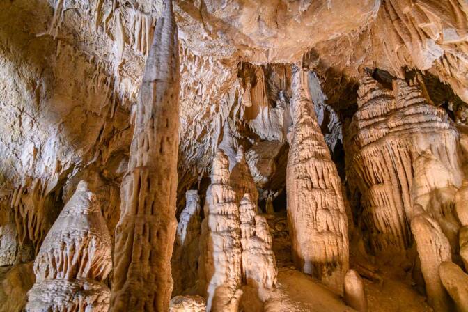 Die Indische Grotte: Ein wahrer Prachtbau der Natur mit Tropfsteinsäulen, die an asiatische Pagoden erinnern.