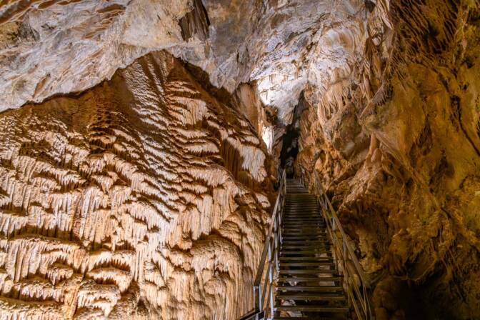 Höhle, Tropfsteinhöhlen