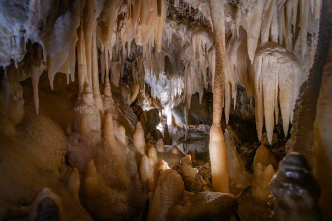 Bizarre Formen in der Langen Grotte