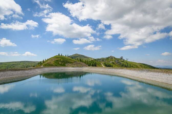 Blick über das Speicherbecken zum Kaiserburg