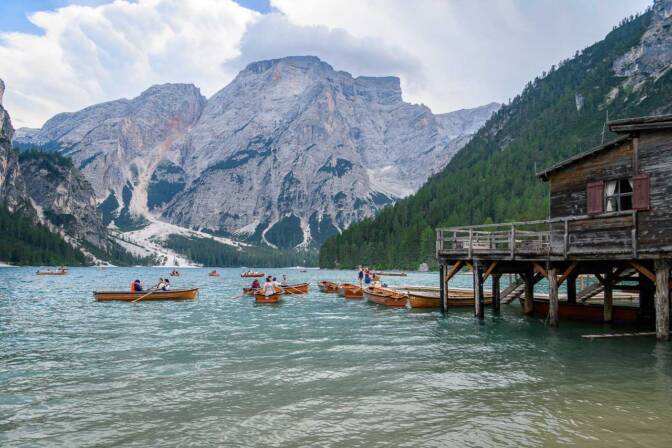 Zahlreiche Ruderboote tummeln sich auf dem Pragser Wildsee. Nein, selten sind sie nicht. Und besonders scheu offenbar auch nicht. :-)