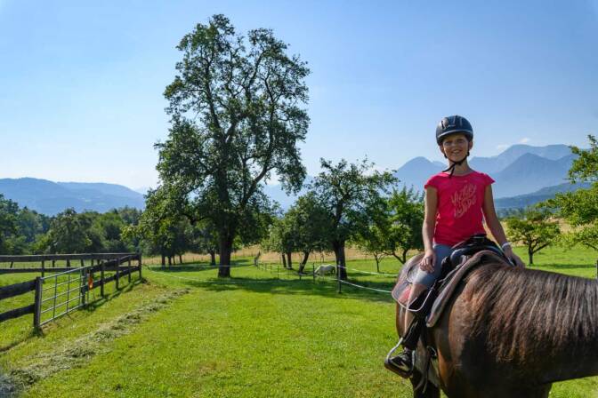 Anna beim Reiten auf dem Rutarhof